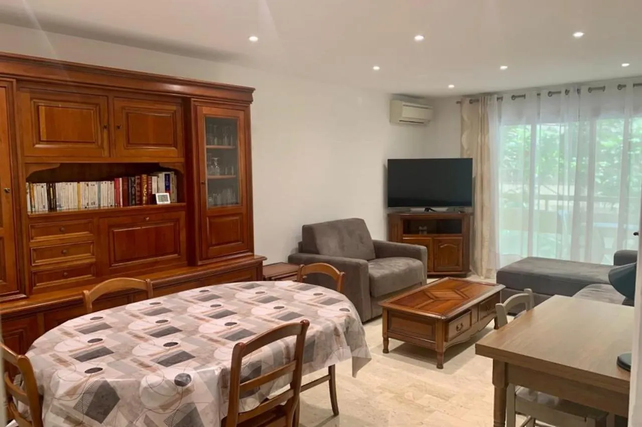 Le Roxane 2 Bedroom Apartment In The City-Center Of Antibes France